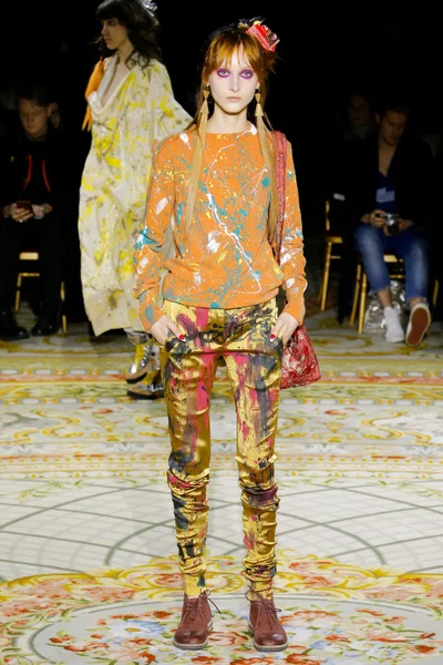 Look 16